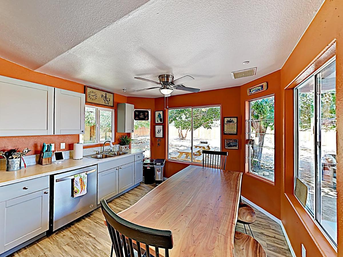 Rawhide Ranch - Walk To Pappy And Harriet'S With Hot Tub! Home Yucca Valley Exterior photo