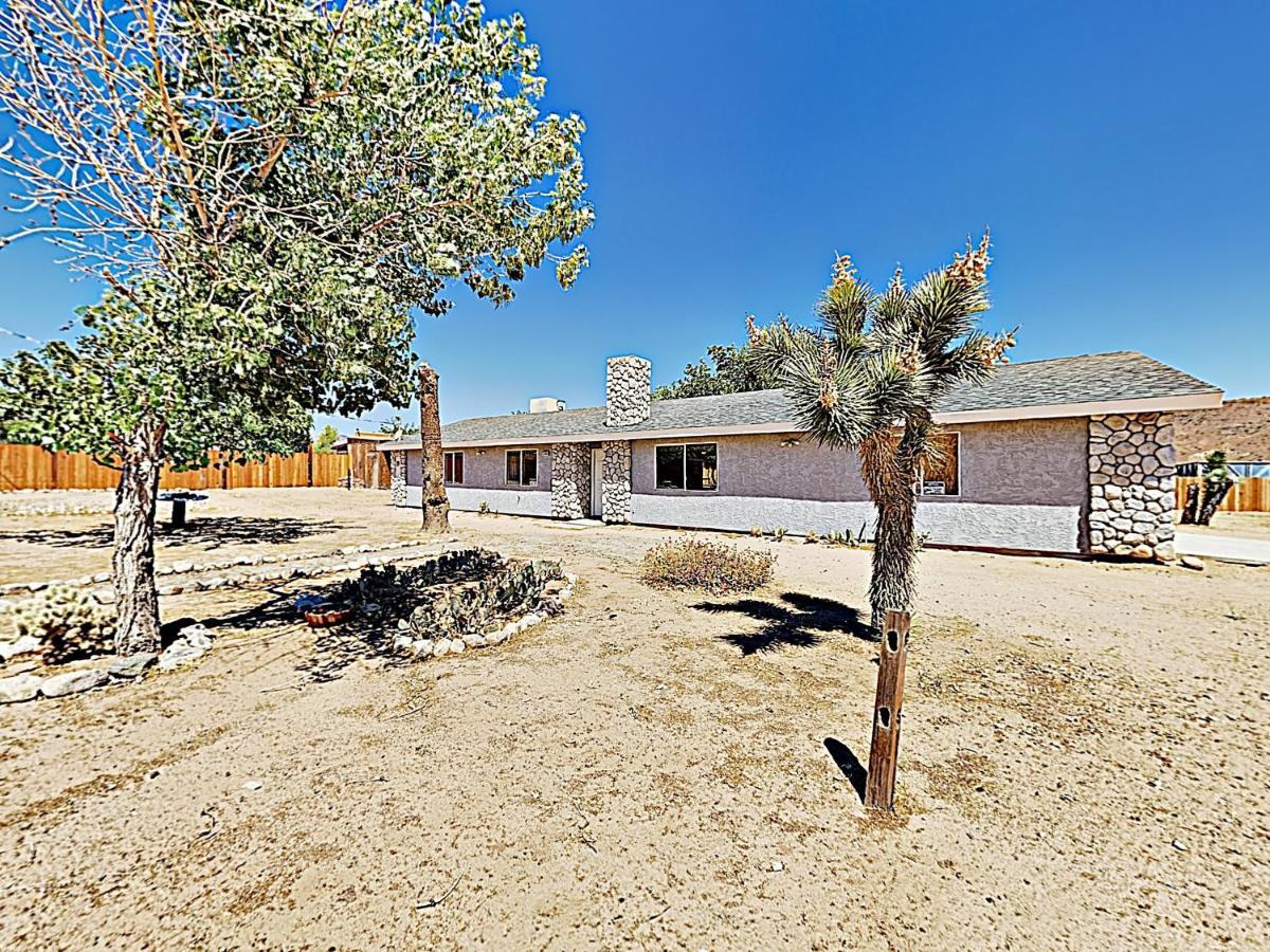 Rawhide Ranch - Walk To Pappy And Harriet'S With Hot Tub! Home Yucca Valley Exterior photo